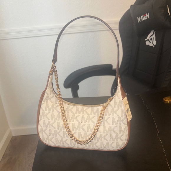 Michael Kors Cream Monogram Shoulder Bag with Gold Chain - Picture 3 of 7